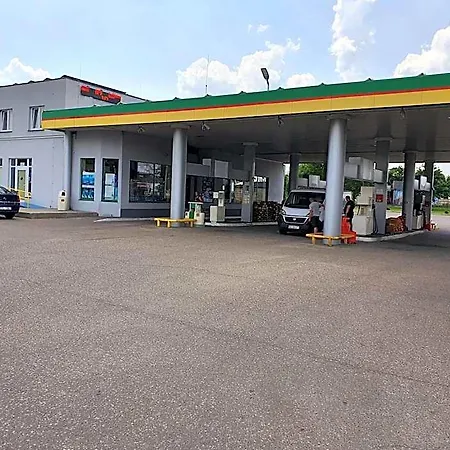 Na Stacji Paliw 尤斯托尼莫斯基